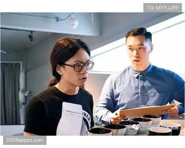 何冰娇训练完啃鸡腿的样子，真的不像个世界冠军？