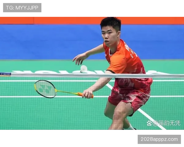 刚看到翁泓阳训练完直接钻进豪车，身边阵仗比明星还齐，离谱