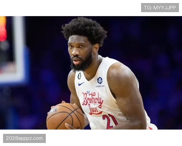 恩比德休赛期天天吃牛排配香槟，训练师说他体脂率比超模还低