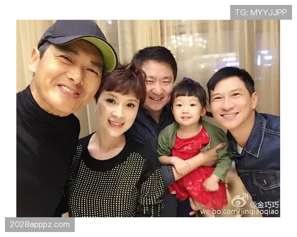 张玉宁聚餐合照里那块表亮得像舞台灯，我刷到都尴尬